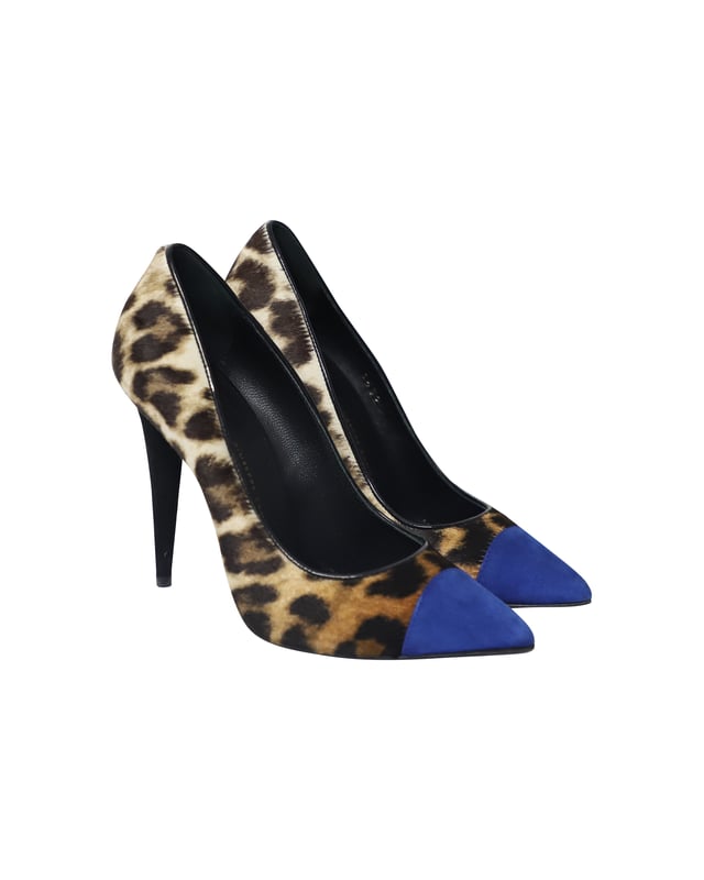 VINTAGE, RRP AS NEW
Look your fashionable best and make heads turn in these lovely pumps from Giuseppe Zanotti! They are crafted from leopard printed pony hair and feature pointed toe caps in a contrast blue hue. They come equipped with comfortable leather lined insoles and slender heels. They'll look great with an asymmetrical dress or a chic jumpsuit and are definitely worth adding to your closet!
Giuseppe Zanotti Pointed Heels in Animal Print Suede
Condition: excellent
Sign of wear: minimal scuff on soles and heels
Material: Suede
Color: Animal Print
Size: IT37/US7/UK4
SKU: 195402