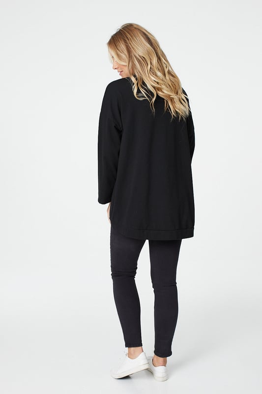 Add a star print oversized jumper to your closet. With a round neck, long sleeves and a hip length fit. Pair with skinny jeans trainers for a dressed down daytime look.