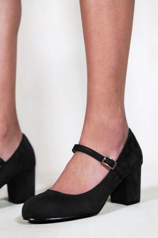Stylish black pumps on sale