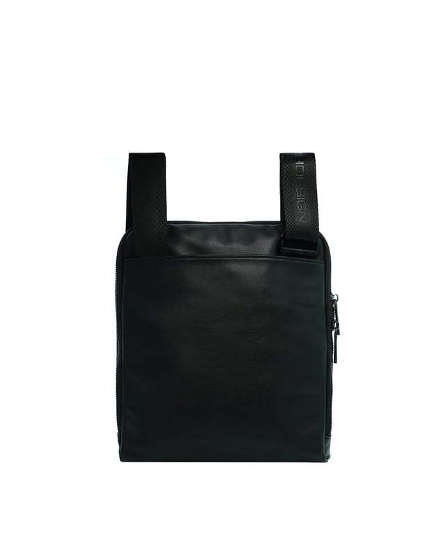 Bolso bandolera para hombre. El cierre es con cremallera. Los bolsillos internos son uno con cremallera. Los bolsillos externos son un frente abierto. La bandolera es ajustable en tela. Falta el mango. Hay un compartimento interno. El material exterior es poliéster. Internamente está forrado en tejido 70% algodón - 30% poliéster. Medidas: 24x28x3 cm. Producto de moda