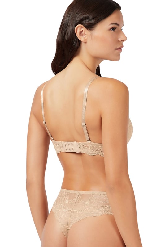 Romantischer Push-up-BH aus Spitze von EMPORIO ARMANI. Die schmalen, unauffälligen Träger geben dem zarten BH einen sicheren Halt. Das aufwendige Wellenmuster und der verspielte Logo-Anhänger unterstreichen das verführerische Design.