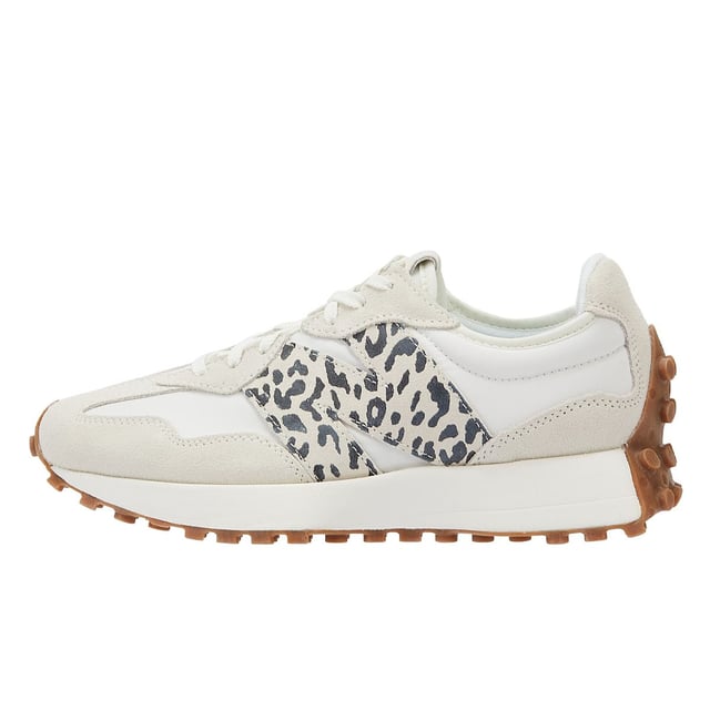 Wir präsentieren die stylischen New Balance 327 Animal Print Logo Sea Salt Sneakers mit einem fesselnden Leopardenmotiv, das das N-Logo ziert. Diese Trainer rühmen sich ein optisch ansprechendes Design mit einem getäfelten Obermaterial, fachmännisch mit Premium-Wildleder überlagert. Entdecken Sie die perfekte Mischung aus Mode und Komfort mit den New Balance 327 Leopard Sea Salt Sneakers.