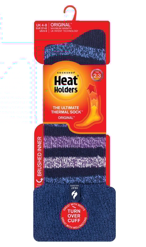 Heat Holders sind ganz einfach die wärmsten Thermosocken und Accessoires, die Sie kaufen können! Sie begannen 2008 mit der Vision, die ultimative Thermosocke zu schaffen, die wärmer ist als alles andere auf dem Markt. Halten Sie Ihre Beine und Füße mit diesen Stiefelsocken mit umgeschlagenem Bündchen warm. Wenn Sie im Winter unter kalten Beinen und Füßen leiden, dann sind diese längeren Socken mit einem dickeren, thermischen Futter ausgestattet, damit Sie länger warm bleiben. Die Socken werden mit Heat Holders Brushing hergestellt. Das fachmännische Bürstverfahren maximiert die Menge an warmer Luft, die in jeder Socke gehalten wird, und sorgt so für unschlagbare Wärme und ganztägigen Komfort. Dank der innovativen Stricktechnologie von Heat Holders mit dem UK PATENTED long looped cushion pile haben die Socken einen hohen Tog-Wert von 2,3. Kombinieren Sie diese langen Socken mit jedem Paar Stiefel, egal ob Sie eine Wanderung machen oder diese gestreiften Socken zur Schau stellen wollen, sie sehen mit niedrigen Stiefeln umwerfend aus! Mit diesen bequemen Socken können Sie es sich zu Hause gemütlich machen, sie sind ideal für jede Gelegenheit, egal, wie Ihr Arbeitstag aussieht! Die leuchtenden Farben dieser Socken zaubern ein Lächeln auf das Gesicht einer jeden Dame, egal ob Sie einen lieben Menschen oder sich selbst beschenken möchten! Wählen Sie zwischen Navy und Pink Stripe! Wärmen Sie Ihre frostigen Zehen mit diesen warmen Socken mit Thermolagen. Diese Socken sind in den Damengrößen 4-8 UK, 37-42 EU, 5-9 US erhältlich.