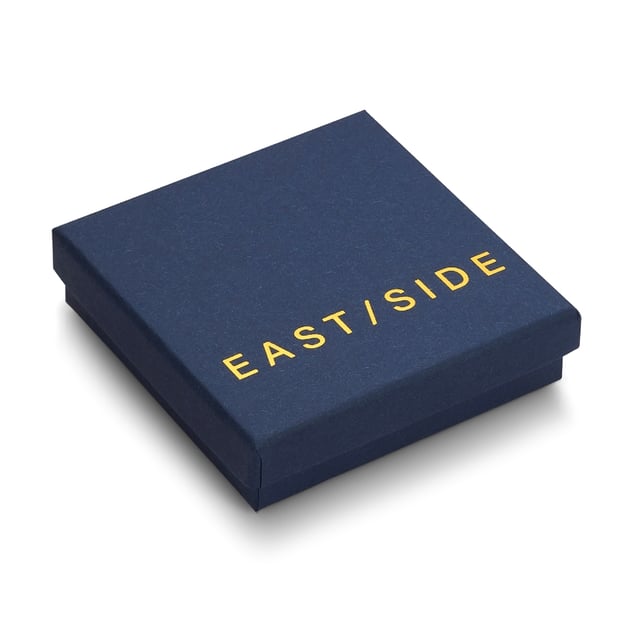 Do you like wearing romantic jewelry or are you looking for a special gift for a loved one? The necklace from the young label EASTSIDE is a sparkling token of love in the form of a heart-shaped faceted zirconia crystal. Worn on a delicate anchor chain, it is a radiant eye-catcher in the décolleté. The chain and setting are made of high-quality IP gold-plated stainless steel - the skin-friendly, easy-care, scratch- and waterproof alternative to fashion jewelry. An extension chain with a practical lobster clasp ensures a high level of comfort and an optimal fit.