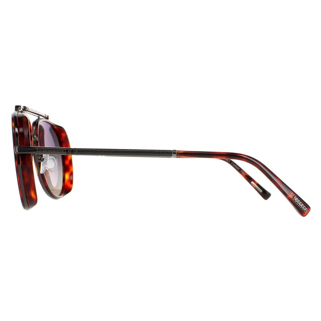 Las gafas de sol Chopard Aviator Hombre Marrón Miel Habana Humo Gradiente Polarizadas SCHF24 son un atrevido estilo aviador fabricado en metal ligero. El diseño de doble puente y las plaquetas nasales de silicona garantizan un ajuste cómodo en todas las direcciones. El logotipo de Chopard figura en el interior de las finas patillas para garantizar la autenticidad de la marca.