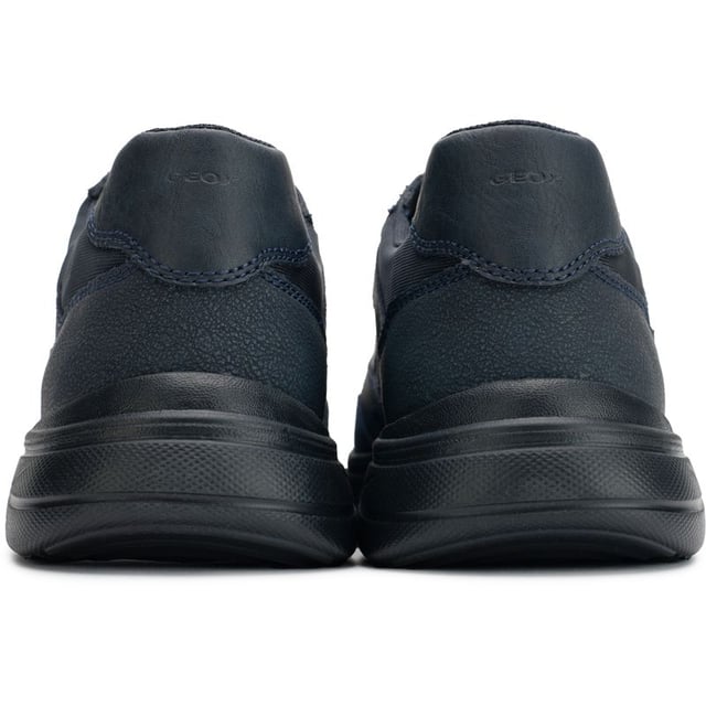 Zapatillas Geox Portello para hombre en color azul, confeccionadas en piel y suela de goma. Presentan: puntera de ante, parte superior de piel, plantilla cómoda, cuello acolchado y marca Geox.