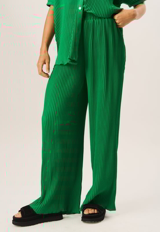 Maak je klaar om in stijl te loungen met onze modieuze Plisse Lounge Wear-broek met wijde pijpen. Deze broek is gemaakt van hoogwaardige stof en biedt zowel comfort als een chique uitstraling. De wijde pijpen verlengen je benen terwijl de trendy groene kleur elke outfit naar een hoger niveau tilt. Perfect voor een relaxte maar toch stijlvolle look.