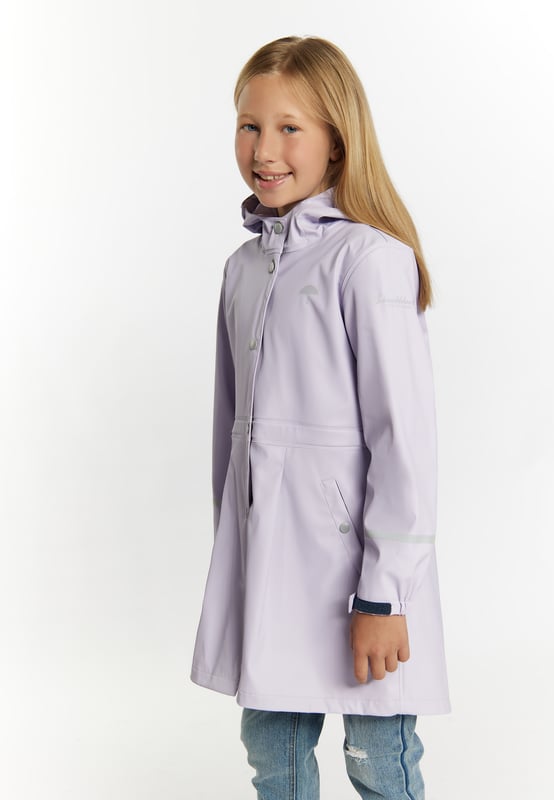 Beschichtung: 100 % Polyurethan; Material der Fliege: 100 % Polyester; keine Kordel/Zugschnur; Obermaterial: 100 % Polyester.  Dieser Regenmantel von Schmuddelwedda beweist, dass praktische Kleidung nicht nur hübsch, sondern auch nachhaltig sein kann. Das hochwertige, recycelte Material ist dank Beschichtung absolut wasserdicht und auch die Nähte sind so fest versiegelt, dass keine Nässe durchkommt. Kleine Falten auf der Vorderseite und eine große Kellerfalte mit Schleife auf der Rückseite setzen ebenso zauberhafte Akzente wie die verspielten Blümchendruckknöpfe und die lichtreflektierenden Logo-Prints.  Regenmantel