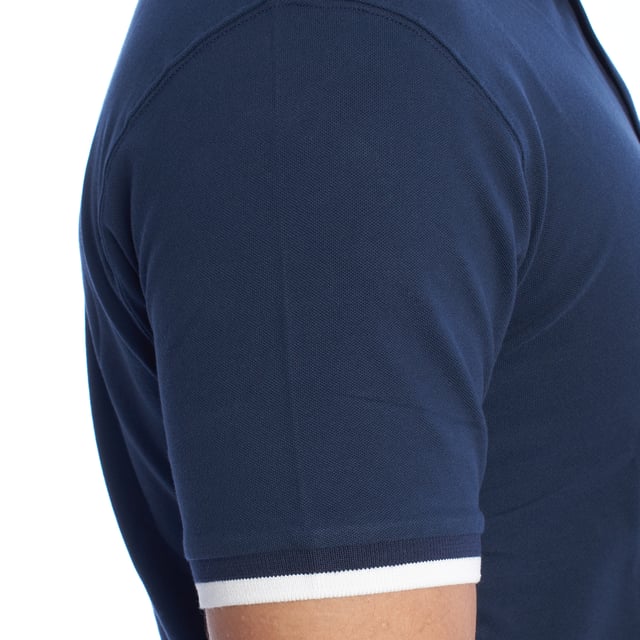 Polo de manga corta para hombre La Martina.

Un diseño moderno y elegante caracteriza esta camiseta polo para hombre de La Martina, hecha de algodón elástico para garantizar un ajuste cómodo y favorecedor.

Detalles:

- Fabricada con algodón elástico de alta calidad, que ofrece suavidad y permite una mayor libertad de movimiento.
- Cuello polo con rayas en contraste y cierre de dos botones.
- Bordado del logo de La Martina en el pecho.
- Mangas cortas con puños decorados en contraste.
- Corte ajustado que sigue la silueta del cuerpo, ofreciendo un ajuste contemporáneo y cómodo.

Esta camiseta polo de manga corta de La Martina combina calidad, diseño moderno y un ajuste perfecto, convirtiéndola en un imprescindible para cualquier ocasión casual. Perfecta para hombres que valoran la elegancia con un toque deportivo.
Composición: 95% algodón. 5% elastano.
Cuidado:
- Lavar a un máximo de 30°C en ciclo delicado.
- No usar blanqueadores ni blanqueadores ópticos.
- Planchar a baja temperatura, evitando el bordado para no dañarlo.
- No usar secadora.