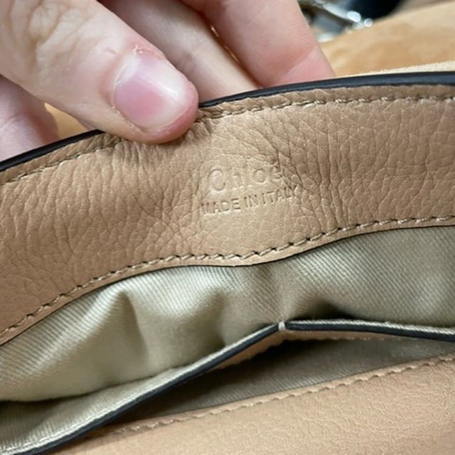 VINTAGE, RRP AS NEW
Versatile Elegance: Elevate your ensemble with the versatile elegance of the Chloe Medium Day Bag in Nude Leather. The neutral nude hue of the leather complements a variety of outfits, while the medium size strikes a harmonious balance between practicality and luxury, making this bag a stylish and sophisticated choice for daily use.

Chloe Medium Faye Day Bag in Nude Leather
Condition: Excellent
Signs of wear: No retail tag, No visible sign of wear., Unused or used once, but as good as new.
Packaging: Box, Dust bag
Color: Nude
Material: Leather
Size: One Size 
Measurements: Width: 100; Height: 220; Length: 270
SKU: NAPPUGBBA370251W