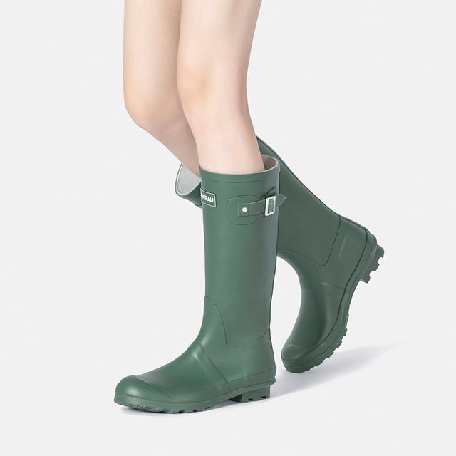 Mantente seca y con estilo en días de lluvia con las Botas Altas de Lluvia para Mujeres de Goose. Estas maravillas impermeables están diseñadas tanto para la moda como para la funcionalidad.

Con un diseño de hebilla de moda, estas botas de lluvia te mantienen luciendo elegante mientras protegen tus pies de los elementos mientras paseas con gracia. ¡Prepárate para salpicar con estilo!

Especificaciones:

  Parte superior de goma
  Forro 20% algodón + 80% dacron
  Plantilla de cuero de cerdo
  Suela de goma
  Altura del eje aproximadamente: 33,5 cm (sin incluir alturas de plataforma)
  Alturas de plataforma aproximadamente: Frente 1,2 cm; Trasera 2,5 cm


Tecnologías:

  Parte superior resistente al agua y las manchas
  Soporte resistente
  Ocasion y uso múltiple
  Mayor estabilidad y resistencia al desgaste
