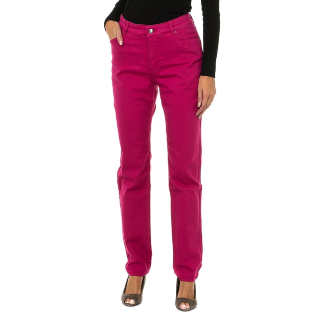 Pantalones largos tejanos.
Color Rosa
Cinturilla con trabillas.
Cierre de cremallera y botón en frontal.
Dos bolsillos en parte delantera y mini bolsillo.
Dos bolsillos en la parte trasera con el logo en metálico.
Regular fit.
Tejido elástico.
Costuras vistas a tono.

Composición:
91% Algodón - 6% Poliester - 3% Elastano.

Instrucciones de lavado:
- Lavar máximo a 30ºC.
- Planchar a media temperatura, máx. 110ºC.
- Permite usar secadora.
- No usar lejía.
- No admite el  lavado en seco.