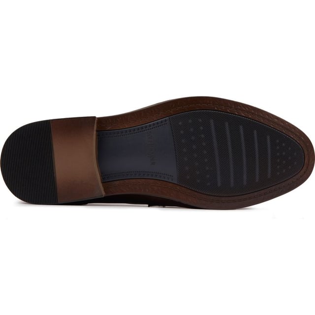 Mantenlo fresco y clásico con el elegante mocasín Leader negro de Soletrader, una prenda imprescindible para el caballero moderno y un elemento esencial elegante para tu guardarropa, así como el compañero perfecto para cualquier look elegante. Con mocasines, detalles de costuras y plantilla interior con la marca, estos zapatos elegantes y atemporales son elegantes sin esfuerzo.