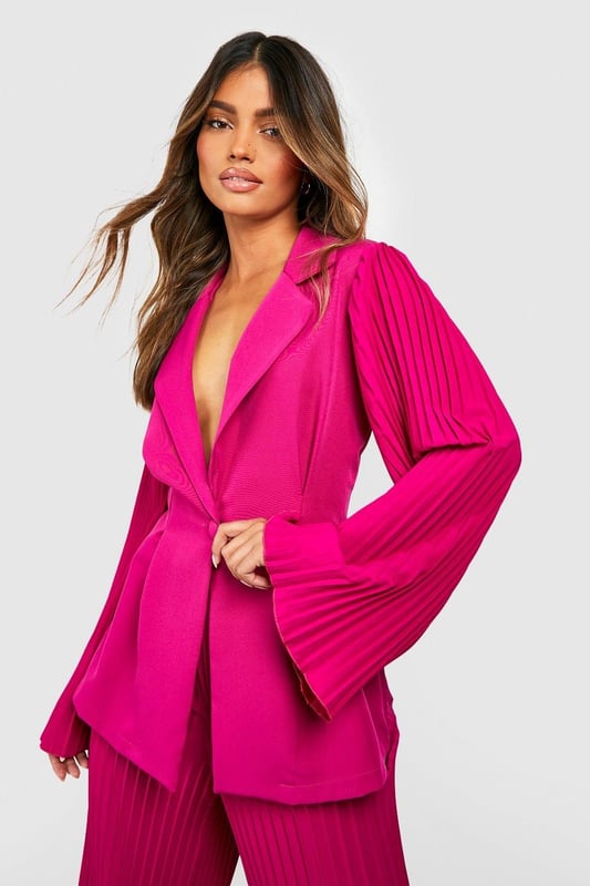 Pleated Flared Sleeve Tailored Blazer A menswear classic with a feminine edge, add a touch of soft tailoring to your wardrobe with a blazer. Resembling a suit jacket but cut more casually for an effortlessly chic look, blazers are the trans-seasonal piece you need. Featuring lapels and button detailing, we've got blazers for women who wanna bring a new kinda energy to their outfits. Team a double breasted blazer with some heel boots, or get on board with the oversized trend and go for longline pieces for an edgy vibe.Style: BlazerDesign: PlainFabric: Bi StretchLength: RegularNeckline: CollaredSleeve Length: Long Sleeve