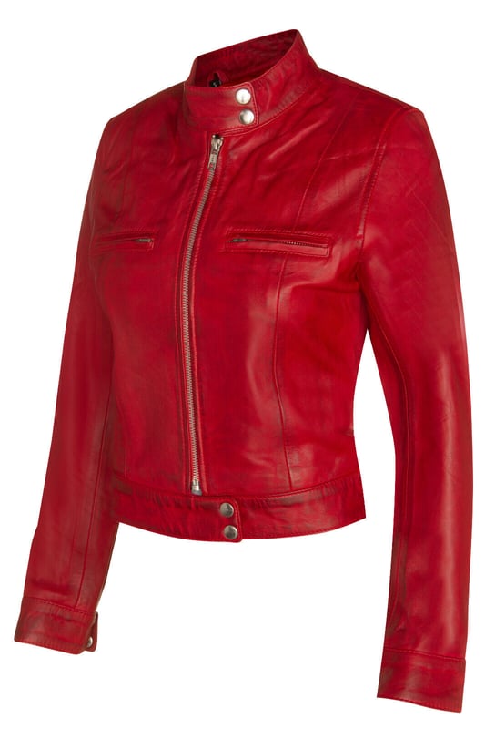 Mejora tu estilo con nuestra chaqueta de motociclista de cuero para mujer, una pieza atemporal que rezuma vanguardia y sofisticación. Esta chaqueta, confeccionada con un cuero increíblemente suave, ofrece una sensación de lujo y un aspecto resistente que es perfecto para cualquier ocasión. Ya sea que estés en la carretera o simplemente paseando por la ciudad, esta chaqueta de motociclista de cuero es la opción perfecta para hacer una declaración de moda audaz. Su combinación de elementos de diseño clásico y comodidad moderna la convierte en una incorporación imprescindible para cualquier guardarropa. Cuello alto con cierre de dos botones para una estética clásica de motociclista. Dos bolsillos en el pecho añaden funcionalidad y estilo a la chaqueta. Los accesorios plateados brindan un elegante contraste con el cuero. El forro interior de satén garantiza comodidad y un ajuste suave. El cuero suave no solo se ve genial, sino que también se siente excepcionalmente cómodo contra la piel.
