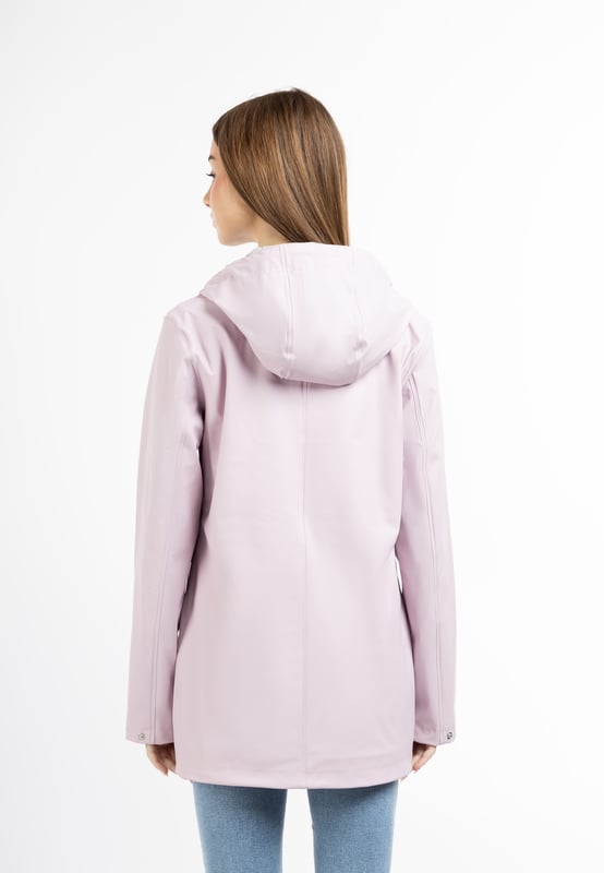 Pour les amoureux de la nature, les cyclistes ou les promeneurs, une veste de pluie est indispensable. Cela tombe bien, myMo a également dans son répertoire une veste qui offre une protection idéale contre la pluie. Le matériau enduit est imperméable au vent et à l'eau et résiste à toutes les conditions météorologiques. La forme légèrement cintrée et de longueur moyenne offre une protection supplémentaire contre la pluie grâce à la large capuche et aux cordons scintillants. La fermeture à boutons-pression au-dessus de la fermeture éclair ainsi que les poches à rabat en biais optimisent également la veste en termes de résistance aux intempéries.
