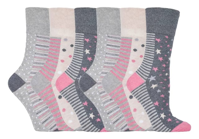 Met een speciaal ontworpen honingraat-bovenkant zijn Sokkenhop zachte Gentle Grip®-sokken comfortabeler gemaakt voor alle dragers, maar vooral als u last heeft van problemen met de bloedsomloop of gezwollen benen, enkels en voeten. Deze collectie ontwerpen ziet er net zo goed uit als ze voelen, gemaakt van zacht, comfortabel katoenrijk garen. houd je voeten geurvrij met platte naden voor extra draagbaarheid Alle SockShop Gentle Grip®-sokken zijn gemaakt om je benen te verzorgen, ze vormen zich comfortabel naar hun natuurlijke contouren zonder een van die lelijke, irriterende en jeukende vernauwingsringen achter te laten . Dit zijn echt de sokken voor iedereen die niet van strakke bovenkants houdt. Gentle Grip bovenkants die niet naar beneden vallen bij slijtage en ook ideaal zijn voor diabetischei!