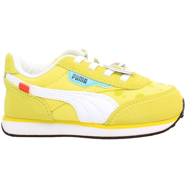 Zapatillas Amarillas Puma Future Rider SpongeBob para Niños, una encantadora colaboración entre Puma y la querida serie animada Bob Esponja. Estas zapatillas combinan elementos de diseño vibrante con comodidad y funcionalidad, convirtiéndolas en la elección perfecta para los jóvenes fans del programa.

Características Clave:

Colaboración con Bob Esponja: Celebrando los icónicos personajes e imágenes de la serie Bob Esponja, estas zapatillas presentan detalles divertidos con la temática de Bob Esponja que encantarán a los niños y a los fans por igual. Desde el propio Bob Esponja hasta sus amigos y escenas icónicas, estas zapatillas capturan el espíritu de la amada caricatura.

Silhouette Future Rider: Inspiradas en la clásica silueta Future Rider de Puma, estas zapatillas ofrecen un diseño retro con actualizaciones modernas. La construcción robusta pero liviana proporciona comodidad y soporte para un uso durante todo el día.

Marca SpongeBob: Desde acentos sutiles hasta gráficos audaces, estas zapatillas cuentan con la marca de SpongeBob en todo su diseño, mostrando los queridos personajes e imágenes del programa. Los niños pueden demostrar su amor por Bob Esponja con cada paso.

Deja que tus pequeños se sumerjan en la diversión y la aventura con las Zapatillas Amarillas Puma Future Rider SpongeBob para Niños. Combinando un diseño juguetón con comodidad y funcionalidad, estas zapatillas seguramente se convertirán en un favorito para los niños que aman a Bob Esponja.