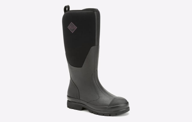 De iconische Muck Boots Chore Classic Tall laars, speciaal ontworpen voor dames. Combineert hoogwaardig rubber en neopreen voor een laars die comfortabel, functioneel en klaar voor werk is.