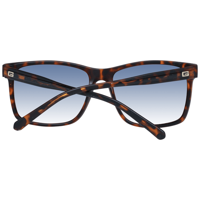 Las gafas de sol Guess GF5082 52F marrón degradado tienen una montura cuadrada clásica que transmite una sensación de elegancia atemporal. La montura está hecha de acetato de alta calidad, conocido por su durabilidad y ligereza, lo que garantiza una comodidad duradera durante todo el día. Las patillas finas incorporan el logotipo de Guess para dar un toque de sofisticación.