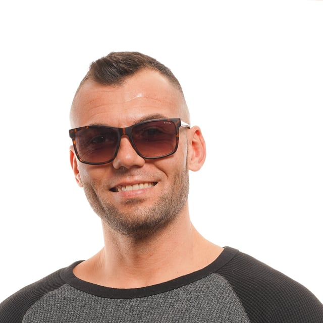 Las gafas de sol Guess GF5082 52F marrón degradado tienen una montura cuadrada clásica que transmite una sensación de elegancia atemporal. La montura está hecha de acetato de alta calidad, conocido por su durabilidad y ligereza, lo que garantiza una comodidad duradera durante todo el día. Las patillas finas incorporan el logotipo de Guess para dar un toque de sofisticación.
