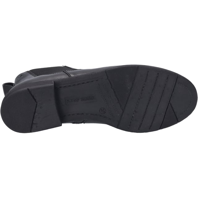 We make these black ankle boots from durable nappa leather. The Simona 03 model offers a comfortable entry thanks to a fashionable zip. This model has a removable sole so that you can use your own insoles if you wish. The AGO production method stands for hard-wearing shoes that keep their fit for a very long time. Due to the G width, we recommend this shoe especially for normal feet. Wherever you go, this casual Simona 03 model will accompany you through thick and thin.
