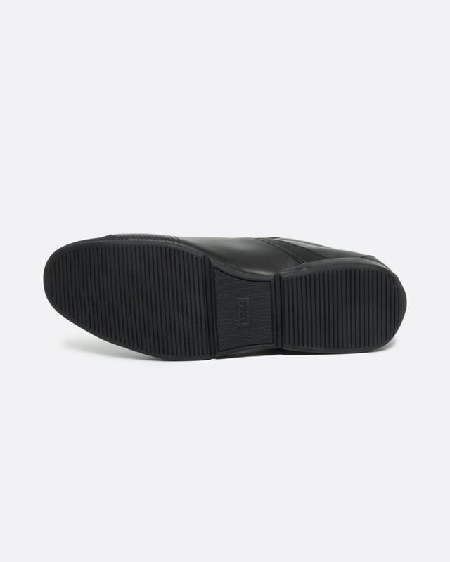 Distinctive trainers by BOSS, designed in leather with stitch-and-turn details, thermo-bonded accents, rubberised trims and odour-control lining.
LacesFully linedPackaging: Box
48% Polyester, 48% Viscose, 4% Polyurethane, Sole: 80% Rubber, 20% Thermoplastic polyurethane, Upper material: 100% Cow skin, Innersole: 48% Polyester, 48% Viscose, 4% Polyurethane
 
50498282
 
 