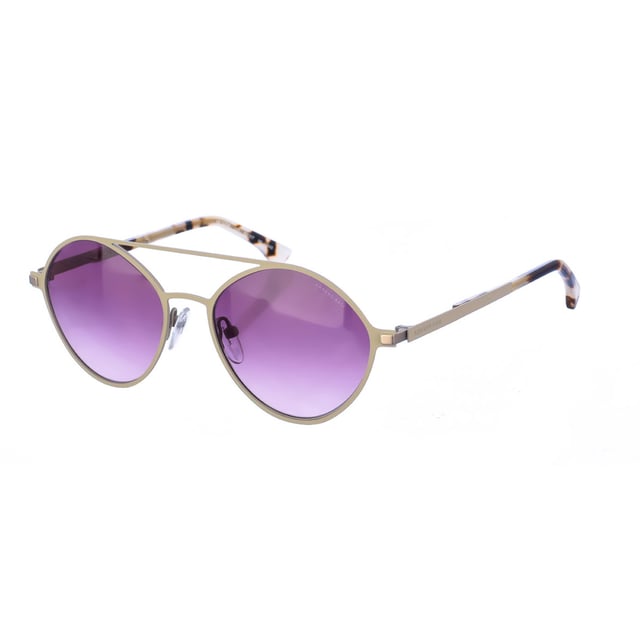 Gafas de sol Armand Basi con montura de metal.
 Color Piedra
 Forma ovalada.
 Lentes de color Gris degradado
 Patillas de metal a tono con acabado en acetato 
Nombre de la marca grabado en la patilla
 100% Protección UV. 
 Incluye una funda de tela de protección.
Los colores reales del producto pueden variar ligeramente con respecto a los colores que muestra su monitor.
 
 Medidas  Ancho lente: 52 mm. Puente: 17 mm. Patillas: 140 mm.
 
 Limpiar las gafas con agua y jabón (neutro).
 - No utilice paños sucios o abrasivos, que puedan alterar las características de los filtros.
 - Utilice solo accesorios y repuestos originales.