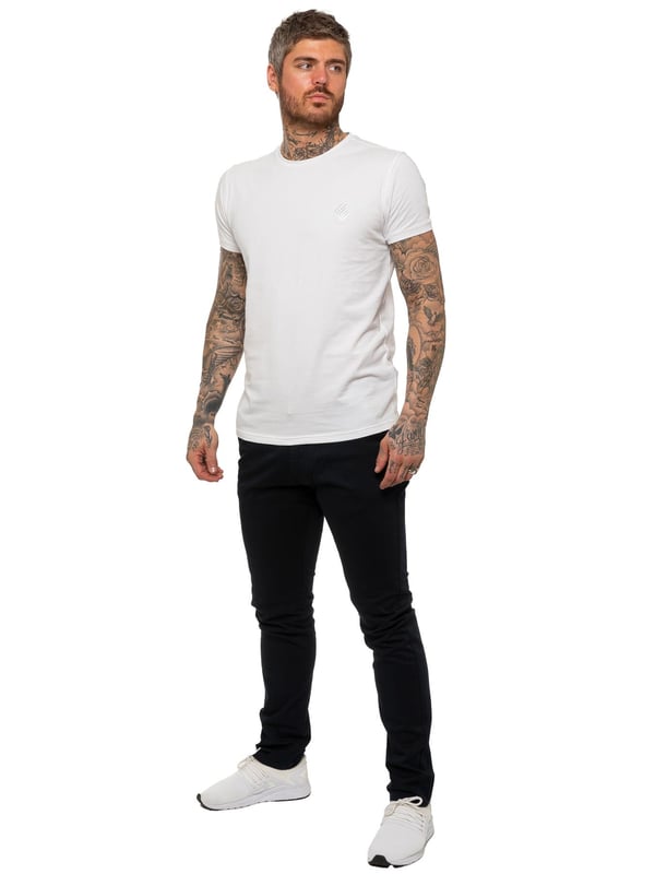 Disfruta del máximo confort y estilo con nuestros Pantalones Chinos de Ajuste Ceñido para Hombre de ENZO. Con una elegante abertura de cremallera, dos bolsillos delanteros, dos bolsillos traseros con ribete y el logotipo característico de la marca en la parte posterior de la cintura.