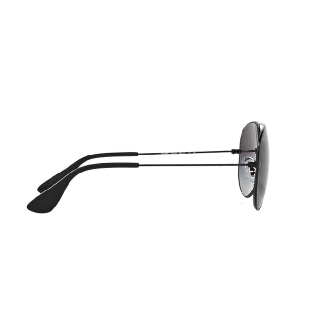 Unisex zonnebril van Ray-Ban die opvalt door zijn iconische aviatorontwerp, een combinatie van stijl en functionaliteit in een zwart metalen montuur.

 De glazen bieden 100% UV-bescherming en een moderne touch die bij elke stijl past.

 Het metalen montuur is lichtgewicht en duurzaam, terwijl de verstelbare neuskussentjes zorgen voor een comfortabele, persoonlijke pasvorm.

 Het Ray-Ban logo is gegraveerd op een van de lenzen, voor authenticiteit en onderscheid.

 De bril wordt geleverd met een beschermhoesje en een schoonmaakdoekje, ideaal om de bril in perfecte staat te houden.
 Afmetingen: Lens hoogte: 50 mm, Lens breedte: 58 mm, Brug: 14 mm, Tempels: 140 mm
 Samenstelling: Metaal
 Onderhoud:
- Alleen wassen met water of eventueel een milde zeep.
 - Droog met een zachte doek om krassen te voorkomen.
 - Vermijd contact met ruwe oppervlakken of schurende vloeistoffen.
