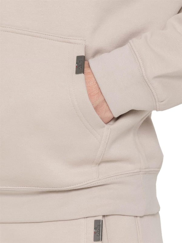 Presentamos el Conjunto de Chándal con Sudadera con Capucha Oversized Averè para Hombre de Enzo Milano, una mezcla perfecta de comodidad y estilo. Este set incluye una Sudadera con Capucha Oversized con un suave forro de felpa, un logotipo sutil en el pecho, un diseño audaz en la parte trasera y una capucha con botones a presión. Los Joggers de Corte Regular tienen una cintura elástica, cordones ajustables, bolsillos laterales y puños acanalados en los tobillos para un ajuste seguro. Ideal para relajarse o para salidas casuales, este chándal ofrece un estilo relajado y a la moda