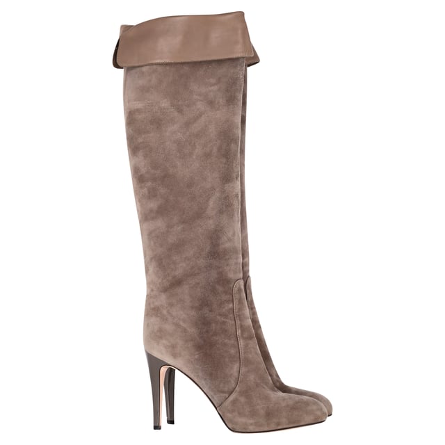 VINTAGE, RRP AS NEW
Sophisticated Comfort: Embrace sophisticated comfort with the Gianvito Rossi Knee Boots in Brown Suede. The sumptuous suede and knee-high construction offer both style and ease, making these boots a timeless and practical addition to any shoe collection. Perfect for those who seek a blend of elegance and wearability in their footwear choices.

Gianvito Rossi Knee Boots in Brown Suede
Condition: Very good
Signs of wear: Minor markings, Lightly used but very well maintained. Minor mark at soles & creasing, light scuffing at the soles and heels.
Packaging: Dust bag
Color: Brown | ochre
Material: Suede
Size: EU40.5
Measurements: Heel height: 105; Insole length: 270
SKU: NAPPUGBSH370836W