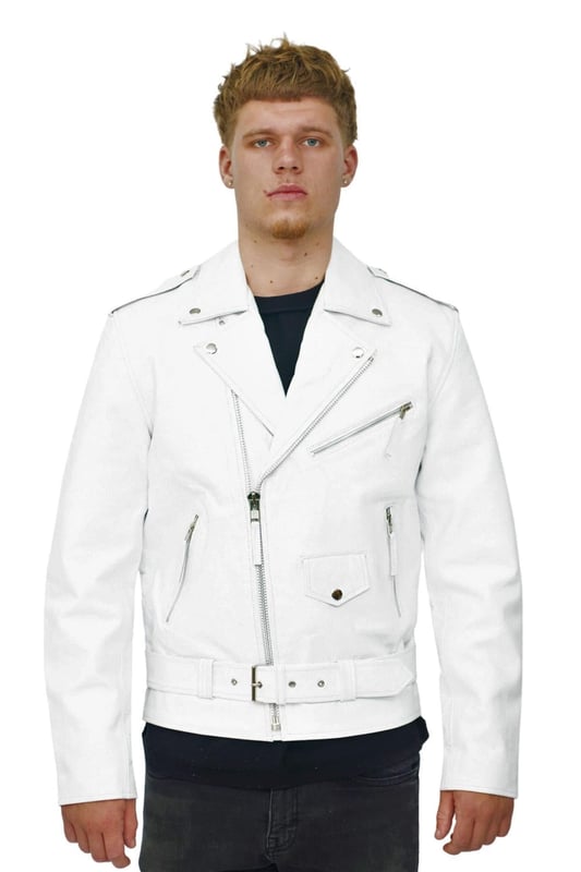 Esta clásica chaqueta de motociclista, un adorno de la icónica cultura de los años 60, está envuelta en borlas con flecos y presenta una cremallera YKK con etiqueta que se extiende sobre un frente cruzado. Los puños con cremallera, las solapas anchas y las hombreras contribuyen al atractivo elegante de esta pieza clásica y atemporal. Esta chaqueta también cuenta con un bolsillo con cremallera y tachuelas para mayor comodidad, así como un bolsillo con cremallera inclinado en el pecho. En el interior de la chaqueta hay un interior acolchado ajustado que incorpora dos bolsillos en el forro para guardar teléfonos móviles, billeteras, tarjeteros, etc. • Chaqueta de piel de vaca de primera calidad en el estilo clásico de Brando • Exterior con flecos con borlas • Puños con cremallera • Diseño cómodo y ajustado • Cremallera YKK asimétrica en la parte delantera • Compartimentos exteriores con cierre de tachuelas y cremallera • Cinturón ajustable • Bolsillos integrados en el forro de la chaqueta