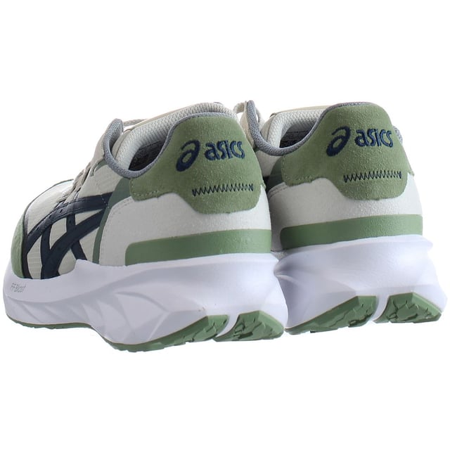 La zapatilla Tarther ™ Blast fusiona la estética del patrimonio de la zapatilla Tarther ™ en la parte superior con modernas herramientas de Blast Flytefoam® desde nuestro rango de rendimiento. Con su diseño superior original, este estilo preserva el diseño tradicional de carreras del zapato Tarther ™ que comúnmente usaba corredores de maratón en los años 80. Incorporando herramientas receptivas inspiradas en nuestra colección en ejecución, esta tecnología ayuda a crear una estética híbrida que se complementa con un aspecto de rendimiento y una funcionalidad.