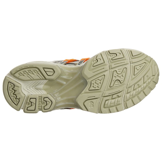 ASICS Gel-Kayano 14 RE Zapatillas deportivas beige para hombre, una combinación perfecta de estilo y rendimiento. Estas zapatillas están diseñadas para mejorar tu rendimiento deportivo y mantenerte a la moda con su elegante color beige. Con una herencia basada en la estabilidad y la sujeción, la serie Gel-Kayano sigue superando los límites de la comodidad y el rendimiento, y la Gel-Kayano 14 RE no es una excepción.

Características principales:

 RE (Recycled Edition):  El compromiso de ASICS con la sostenibilidad brilla en las Gel-Kayano 14 RE. Estas zapatillas están fabricadas con materiales reciclados, lo que las convierte en una opción ecológica para los atletas concienciados con el medio ambiente.

 Tecnología GEL: Las Gel-Kayano 14 RE incorporan la famosa tecnología de amortiguación GEL de ASICS en el talón, que proporciona una amortiguación y comodidad superiores, permitiéndote ir más allá sin molestias.

 Sujeción dinámica DuoMax: Estas zapatillas incorporan el sistema de sujeción DuoMax, que mejora la estabilidad y ayuda a controlar la sobrepronación. Esto es especialmente beneficioso para los corredores con pies planos o aquellos que buscan un apoyo adicional durante los entrenamientos.

 Mediasuela FlyteFoam: La entresuela FlyteFoam ofrece un rebote y una capacidad de respuesta excepcionales. Es ligera y duradera, lo que garantiza una pisada cómoda tanto si corres, entrenas o simplemente paseas por la ciudad.

 Parte superior transpirable: La parte superior de las Gel-Kayano 14 RE está fabricada con un material de malla transpirable que favorece la circulación del aire, manteniendo los pies frescos y secos durante los entrenamientos intensos.

 Sistema de sujeción del talón: La tecnología Heel Clutching System de ASICS proporciona un ajuste seguro y ceñido alrededor del talón, reduciendo el deslizamiento y mejorando la estabilidad general.

 Detalles reflectantes: Para mayor seguridad en condiciones de poca luz, estas zapatillas cuentan con detalles reflectantes que aumentan tu visibilidad ante los demás, lo que las hace adecuadas para entrenamientos a primera hora de la mañana o por la noche.