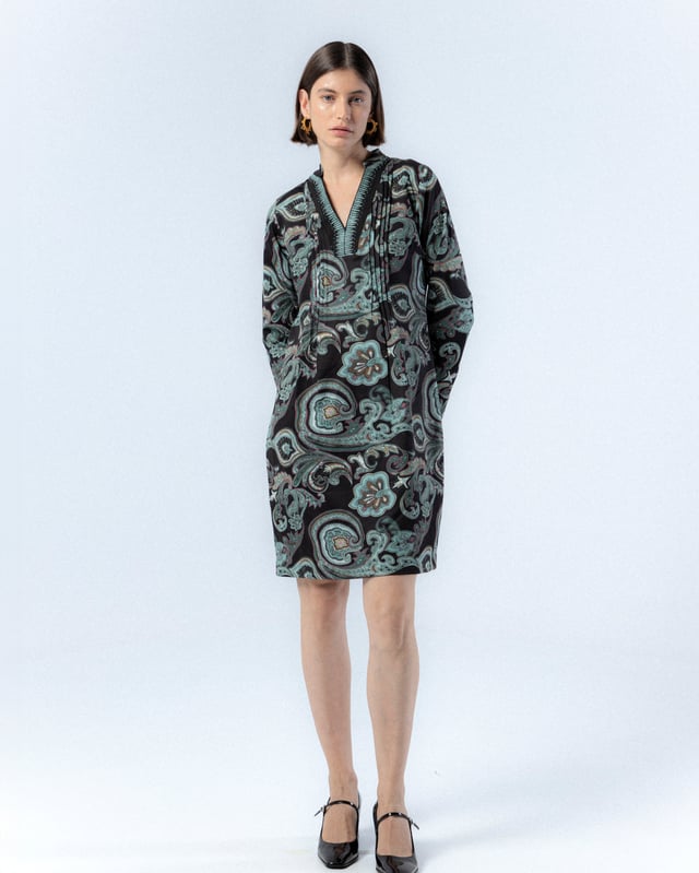 El Vestido Lorena Paisley Verde es una elección perfecta para el invierno. Con su elegante estampado paisley y corte holgado, este vestido ofrece una combinación de sofisticación y comodidad. Completa tu look con botas altas y un abrigo largo para un estilo clásico y chic en los días fríos.
 
 
 
 
 
  Vestido corto con jaretas en delantero. 
 
 
 
 Cuello pico con bordado de hilo y abalorios. 
 
 Manga larga acabada con puño con abertura. 
 
 Tejido estampado paisleys.