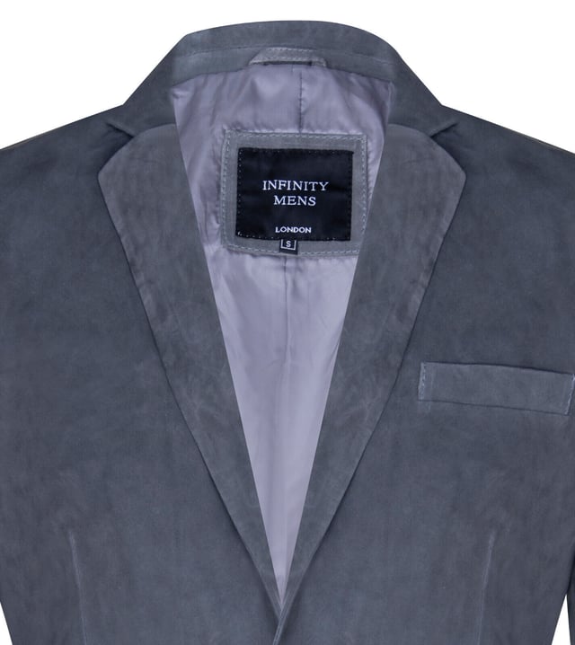 Una gran opción para crear un look sofisticado para ocasiones más formales, esta chaqueta blazer está confeccionada en nuestra piel de gamuza de cabra de primera calidad. Con un solo pecho, dos botones y bolsillos con solapa en la cintura, esta chaqueta tiene el apreciado estilo tradicional. La chaqueta ha sido diseñada con una silueta entallada y se ajusta a la cintura para lograr un ajuste perfecto. Los puños están abotonados y la parte trasera tiene una única abertura central. Presentamos esta versión contemporánea del blazer clásico en colores negro, marrón, gris y tostado para cuatro alternativas versátiles.