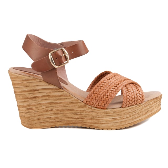 Sandal of wedge, with quilted, soft and comfortable skin plant. Polyurethane floor, which makes this wedge that is not only original, but also light and comfortable. It seems that you do not take anything on your feet! . Decorated with two crossed strips from Rafia, they give a very summer touch. It is folded into the ankle. It consists of a great wedge and platform that is so stylized. This sandal can not miss in your closet this summer! All natural skin. Made in Spain..