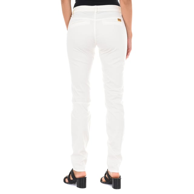 Lange jeans.
 Ruwe kleur
 Taille met riemlussen.
 Knoop- en ritssluiting.
 Nepzakken aan de voorkant.
 Twee zakken op de achterkant. met het merklogo in metallic.
 Smal gesneden zoom.
 Stretchstof.
 Bijpassende naden.

 Samenstelling:
 -97% Katoen -3% Elastaan.

 Wasvoorschriften:
 - Maximaal wassen op 40ºC.
 - Strijken op gemiddelde temperatuur. max. 110ºC.
 - Mag in de droger.
 - Gebruik geen bleekmiddel.
 - Kan niet chemisch gereinigd worden.

 Samenstelling: 97% Katoen, 3% Elastaan
 Onderhoud:
- Maximaal wassen op 40ºC.
 - Strijken op gemiddelde temperatuur. max. 110ºC.
 - Kan in de droger.
 - Geen bleekmiddel gebruiken.
 - Kan niet chemisch gereinigd worden.