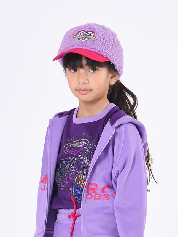 Marc Jacobs capture the fearless New York attitude and utilitarian work ethic in their aesthetic portraits. This girls violet cap has been projected in a Borg material with detailed branded embroidery on the front for a charming innovative edge.‚ Bicolour Faux Shearling Cap‚ Fancy MARC JACOBS Branded Embroidery On Front‚ Adjustable Plastic Closure System On BackMarc Jacobs : Kids Head SizeAge: 2Y 50cmAge: 3Y 50cmAge: 4Y 52cmAge: 5Y 52cmAge: 6Y 52cmAge: 8Y 31-34cmAge: 10Y 31-34cmAge: 12Y 35-38cmAge: 12+ Y 35-38cm