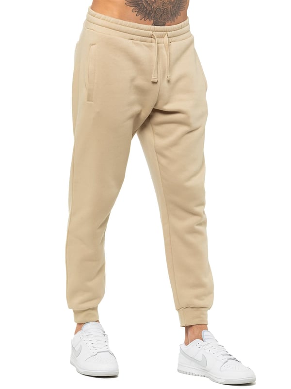 Enzo Herren Jogginghose mit normaler Passform. Elastischer Bund mit verstellbarem Kordelzug. Mit 2 seitlichen Schlitztaschen und einer Gesäßtasche. Knöchel mit Bündchen. Mit EZ-Logo.