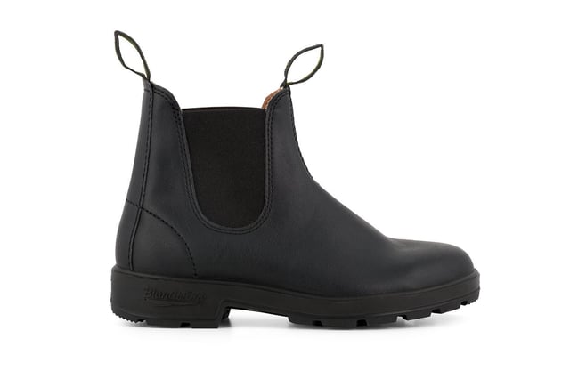 Las Blundstones son las botas de trabajo originales australianas y han sido un sello distintivo en botas de cuero de primera calidad desde 1870. Presentamos la primera serie vegana de Blundstone. Originaria de Tasmina, esta clásica bota chelsea vegana Blundstone #2115 es uno de los zapatos más versátiles y duraderos que se pueden comprar. Con su estilo clásico y atemporal, presenta una parte superior de material vegano certificado de primera calidad en color negro y tecnología XRD® para una absorción de impactos suprema. La parte superior de cuero vegano de primera calidad resistente proporciona resistencia a ácidos, grasas y aceites y cuenta con una plantilla extraíble y suelas de PU para una comodidad durante todo el día. Llamativas, robustas y diseñadas para durar, estas Blundstone 2115 son una prueba de que lo resistente y sencillo nunca pasa de moda, y es la mejor opción para cualquiera que busque lo mejor en estilo, comodidad y practicidad. Diseñado para aventuras con parte superior de cuero vegano negro premium grueso y resistente al agua. Materiales de microfibra en la parte superior y el forro que son resistentes al agua y no contienen sustancias de origen animal. Extremadamente transpirable y ligero con una alta resistencia a la abrasión. Laterales elásticos negros y etiquetas de tiro icónicas para ponérselo fácilmente. La suela exterior de TPU altamente duradera garantiza que la bota pueda soportar golpes. Entresuela acolchada para una comodidad durante todo el día. Sistema SPS Max Comfort para una excelente absorción de impactos de hasta el 90%.