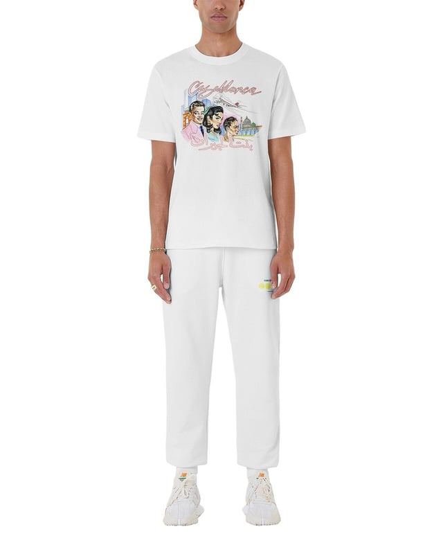 Mejora tu guardarropa con esta elegante camiseta La Liaison de Casablanca, una mezcla perfecta de lujo y estilo casual. Confeccionada con 100% algodón orgánico de primera calidad, esta camiseta ofrece un confort supremo y transpirabilidad, lo que la hace ideal para el uso diario.  
Detalles del producto:  
Marca: Casablanca  
Modelo: Camiseta La Liaison  
Color: Blanco  
Tamaño: XS (Extra Pequeño)  
Material: 100% Algodón Orgánico  
Ajuste: Regular  
Características: Cuello redondo, mangas cortas, tejido suave al tacto, impresión gráfica distintiva de Casablanca  
Esta camiseta es un imprescindible para los entusiastas de la moda que aprecian la moda callejera elevada con un toque de sofisticación. El icónico diseño de Casablanca añade una estética distintiva, convirtiéndola en una pieza versátil para cualquier atuendo.  