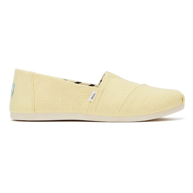 The iconic Alpargata is now designed using earth-conscious materials. The Heritage Canvas upper is made primarily with jute�a preferred eco-fiber that requires less water and fewer chemicals. Linings comprise 50% recycled cotton whilst the custom TOMS comfort insole boasts 50% eco content including recycled PU foam.
