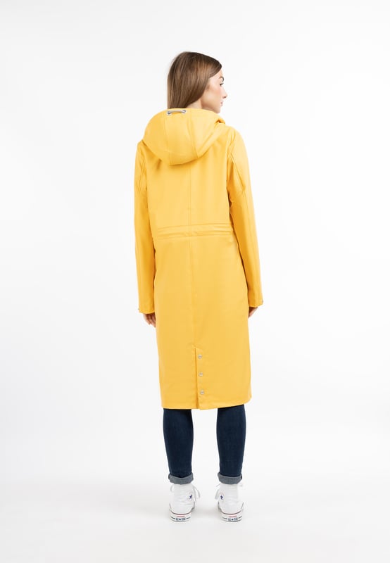 Avec l'imperméable de myMo, vous êtes paré pour les temps imprévisibles. Le long manteau tendance dispose d'un matériau enduit avec des coutures entièrement scellées, de sorte que l'humidité et le froid ne peuvent pas pénétrer à l'intérieur. La doublure intérieure douce en jersey mélangé, que l'on retrouve également dans la capuche, assure une chaleur supplémentaire. La fermeture éclair robuste débouche sur un col montant avec protection du menton et est recouverte d'une patte à boutons-pression. La coupe du parka de pluie est droite, mais peut être resserrée individuellement à l'aide d'un cordon de taille.