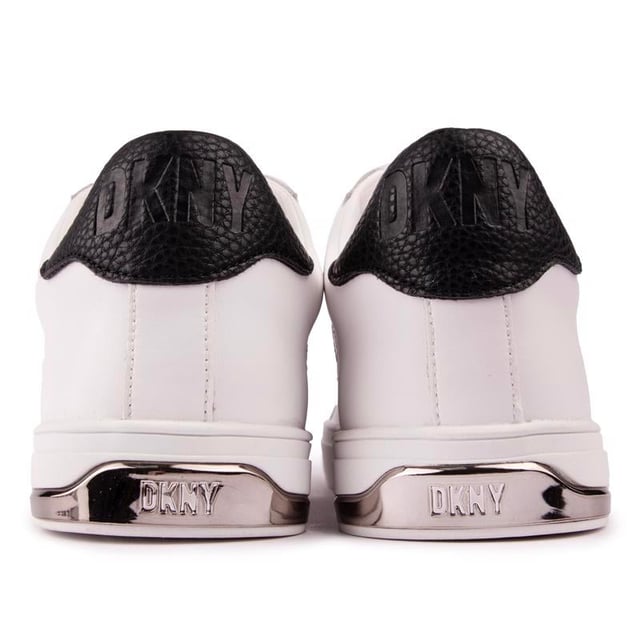 Lace-up, Schritt und Tap in den neuesten Trainer Trend mit dem Abeni Super White Damen Trainer von Dkny. Minimalistisch in seinem Design, aber mit einem stilvollen Schlag mit komplizierten Details und Designer-Branding, verschmilzt der Court Sneaker sportlichen Looks mit dem neuesten Mode-Statement nahtlos.