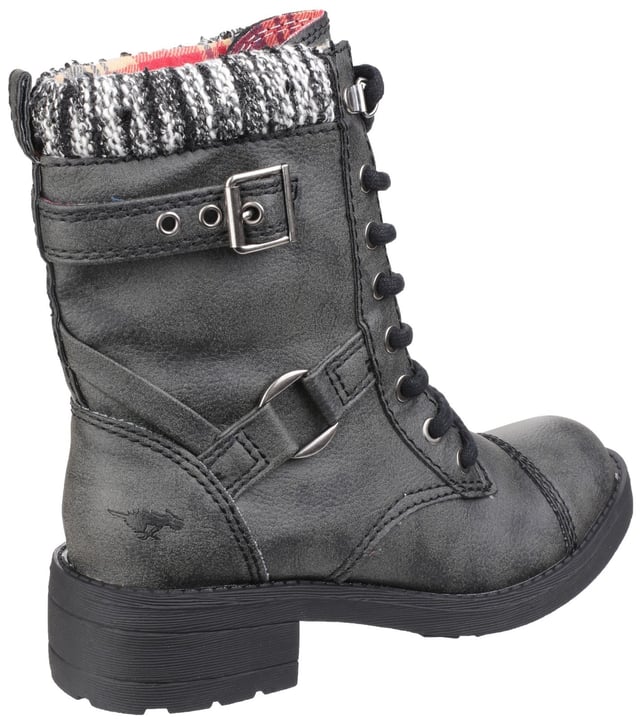 Elegante y atrevido. El Rocket Dog Thunder es ideal para el explorador urbano. Una bota cargo de estilo motero con un toque de diseño militar. Estos botines altos están fabricados con un cómodo material sintético negro con un toque acogedor. cuello de punto estilo campestre. elegantes detalles de hebilla y ojales de metal con ganchos para esquí estilo excursionista. El resistente tacón en bloque añade algo de altura.