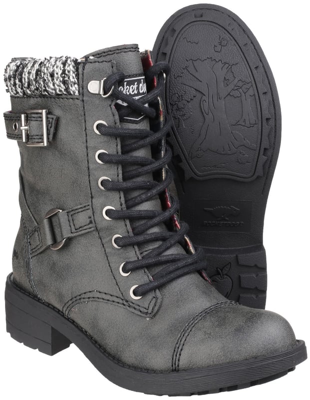Elegante y atrevido. El Rocket Dog Thunder es ideal para el explorador urbano. Una bota cargo de estilo motero con un toque de diseño militar. Estos botines altos están fabricados con un cómodo material sintético negro con un toque acogedor. cuello de punto estilo campestre. elegantes detalles de hebilla y ojales de metal con ganchos para esquí estilo excursionista. El resistente tacón en bloque añade algo de altura.