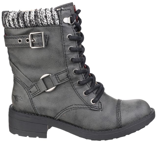 Elegante y atrevido. El Rocket Dog Thunder es ideal para el explorador urbano. Una bota cargo de estilo motero con un toque de diseño militar. Estos botines altos están fabricados con un cómodo material sintético negro con un toque acogedor. cuello de punto estilo campestre. elegantes detalles de hebilla y ojales de metal con ganchos para esquí estilo excursionista. El resistente tacón en bloque añade algo de altura.