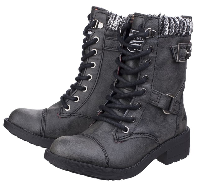 Elegante y atrevido. El Rocket Dog Thunder es ideal para el explorador urbano. Una bota cargo de estilo motero con un toque de diseño militar. Estos botines altos están fabricados con un cómodo material sintético negro con un toque acogedor. cuello de punto estilo campestre. elegantes detalles de hebilla y ojales de metal con ganchos para esquí estilo excursionista. El resistente tacón en bloque añade algo de altura.
